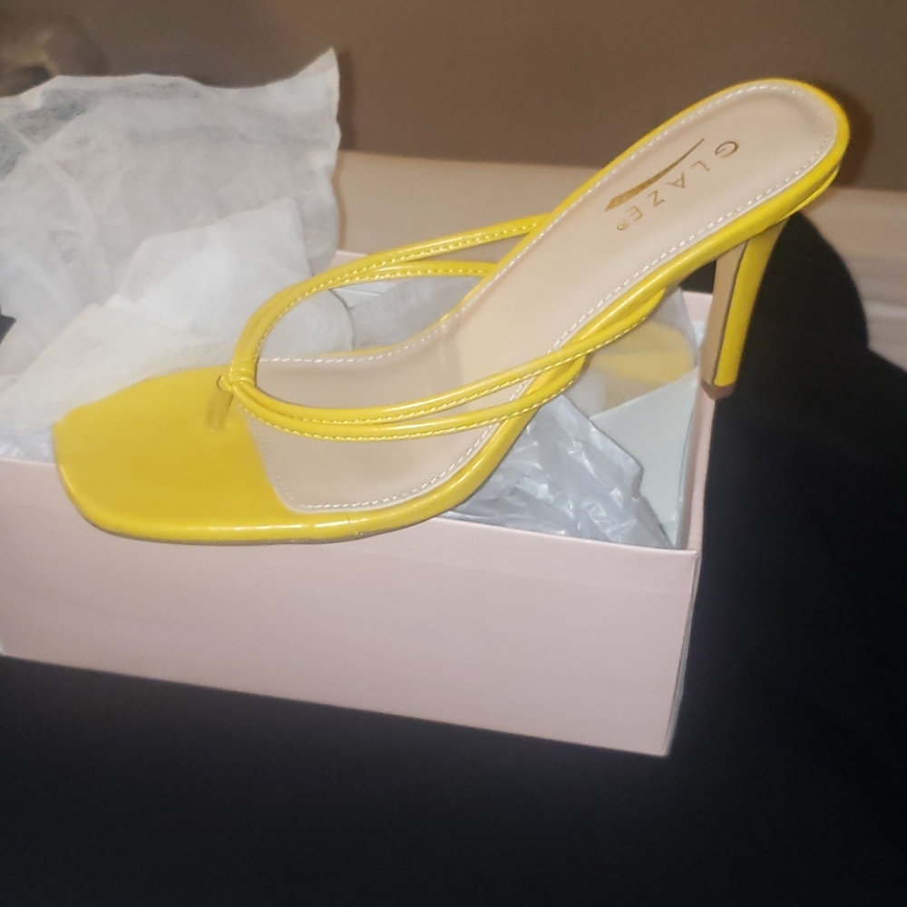 brand new, size 10, yellow thong heels
